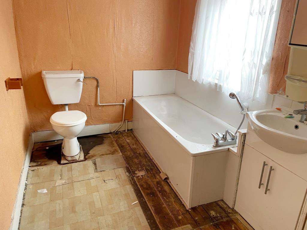Lot: 146 - THREE-BEDROOM TERRACE HOUSE FOR IMPROVEMENT -